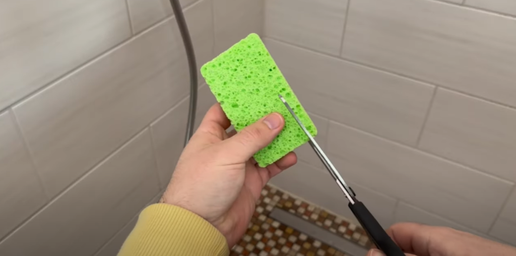 Han klipper en strimmel af sin køkkensvamp: Bare vent til du ser hvorfor