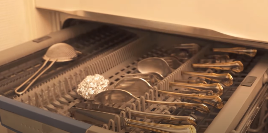 Alle bør lægge en sølvpapirskugle ved bestikket: Se bare hvor vildt resultatet er