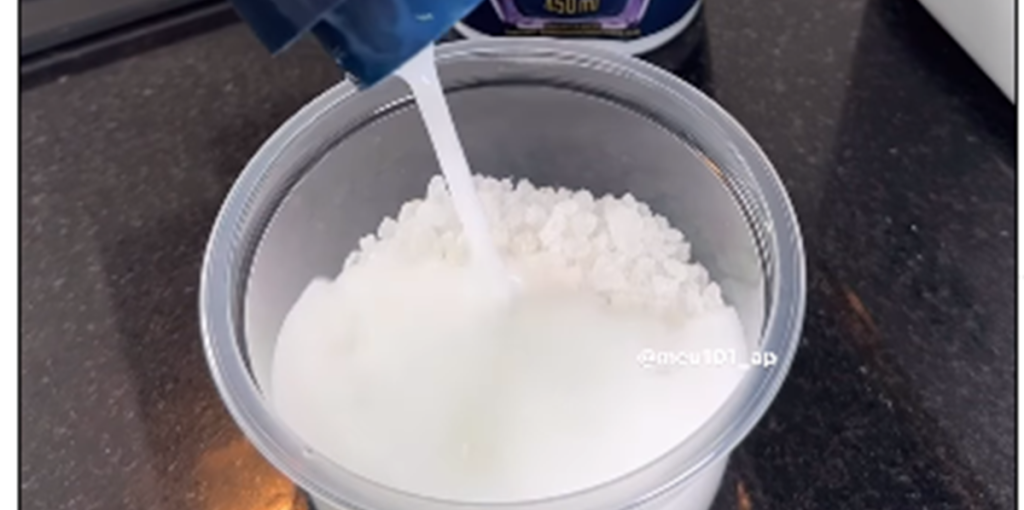 Hun blander salt og skyllemiddel: Øjeblikke efter løser hun stort problem i huset