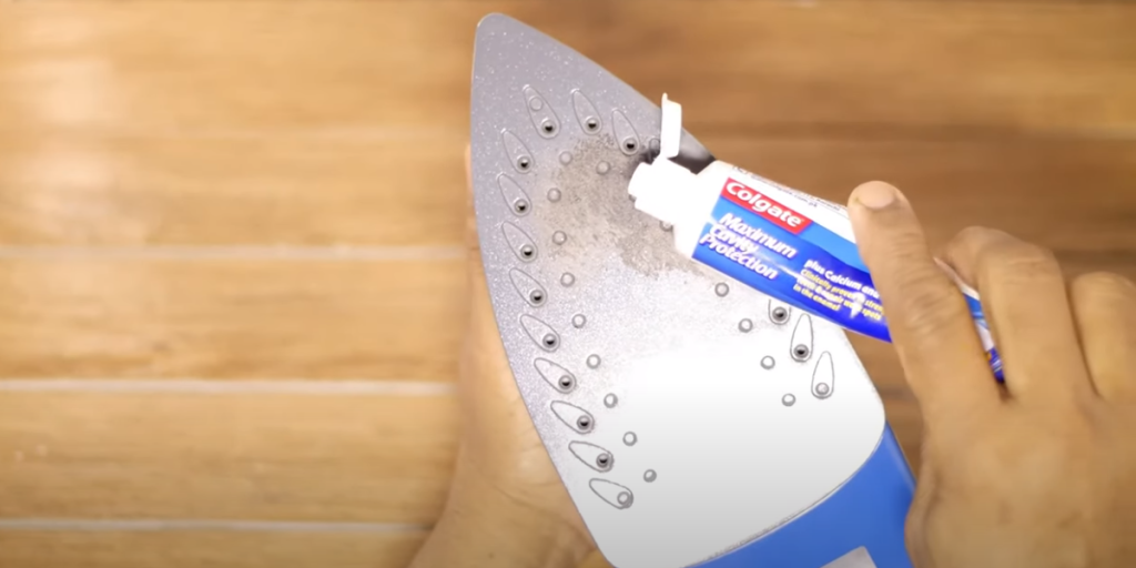 Hun smørrer tandpasta på strygejernet: Når du ser hvorfor vil du gøre det samme