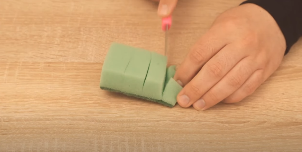 Han snitter streger i sin køkkensvamp: Du vil blive forbløffet, når du ser magien ske