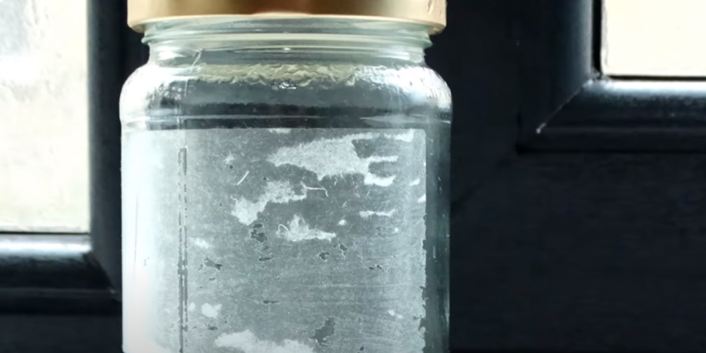 Gør det med et snuptag: Sådan får du nemt etiketter og lim af glaskrukker