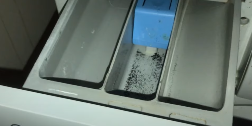 Mange oplever, at der samles vand i væskebeholderen: Et par dråber af køkkenprodukt fjerner problemet lynhurtigt