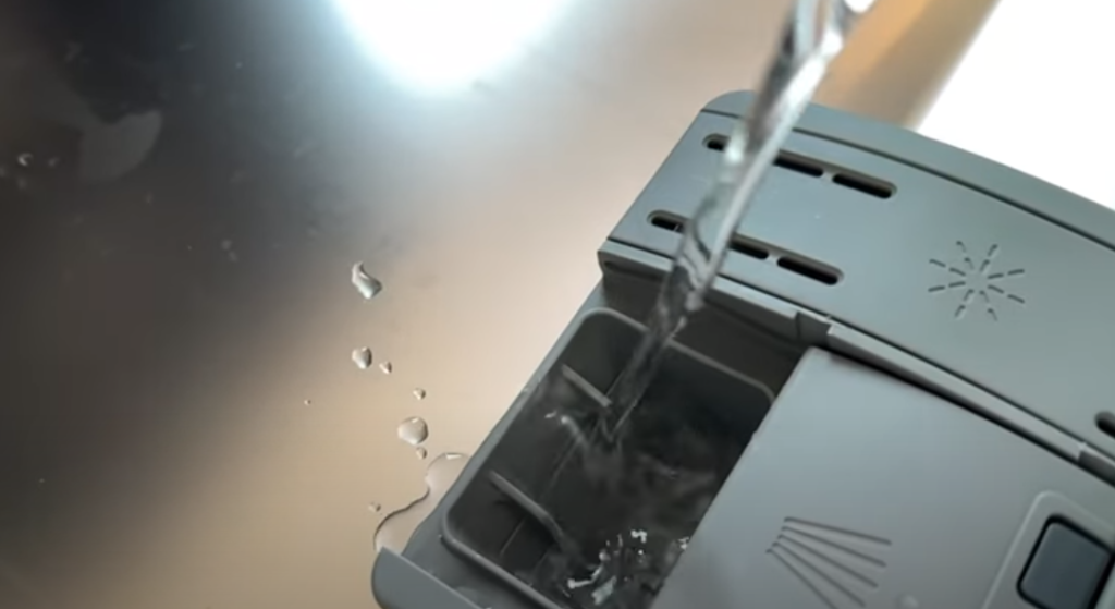 Han bruger dette i stedet for en opvasketabs: Se så hvad der sker