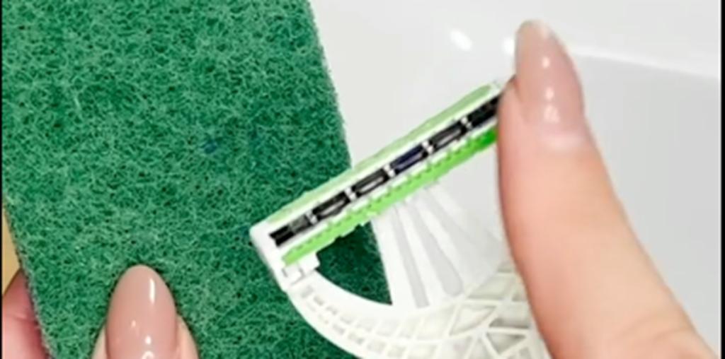 Hun fører engangsskraberen over køkkensvampen: Når du ser hvorfor, vil du gøre det samme