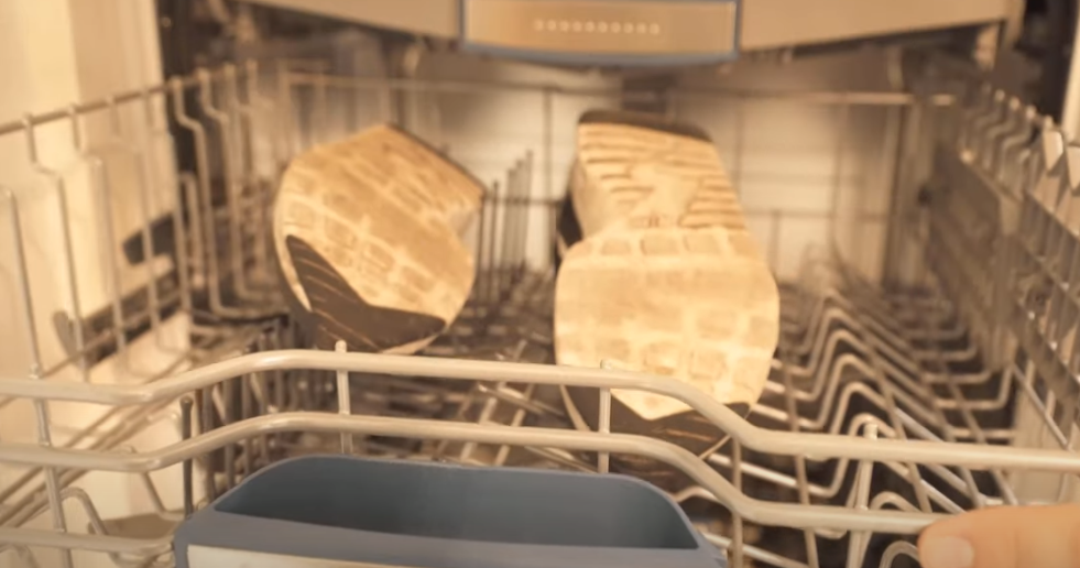 Mand får vanvittig idé og kyler sine sko i opvaskemaskinen: Se så hvad der sker