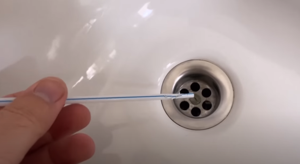 Han stikker et sugerør ned i sit afløb: Når du ser, hvad der sker, vil du gøre det samme