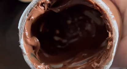 Hun hælder dette i sit næsten tomme Nutella-glas: Når du ser resultatet, vil du gøre det samme