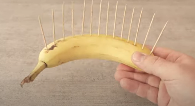 Stik tandstikker i en banan og gør så dette. Folk har opdaget det perfekte trick