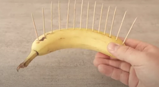 Stik tandstikker i en banan og gør så dette. Folk har opdaget det perfekte trick
