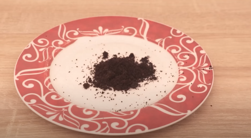 Kaffegrums i vindueskarmen er en billig løsning på et udbredt problem