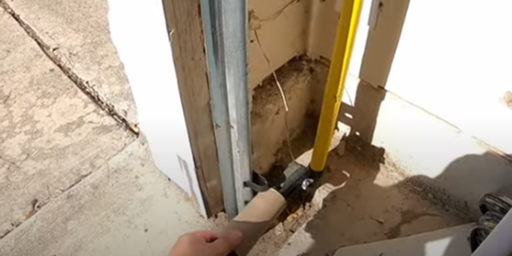 Han sætter en toiletrulle på carporten: Bare vent til du ser magien ske