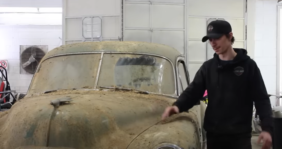 Mand finder ‘bilskat’ gemt i gammel lade: Da han vasker den, går sandheden op for ham
