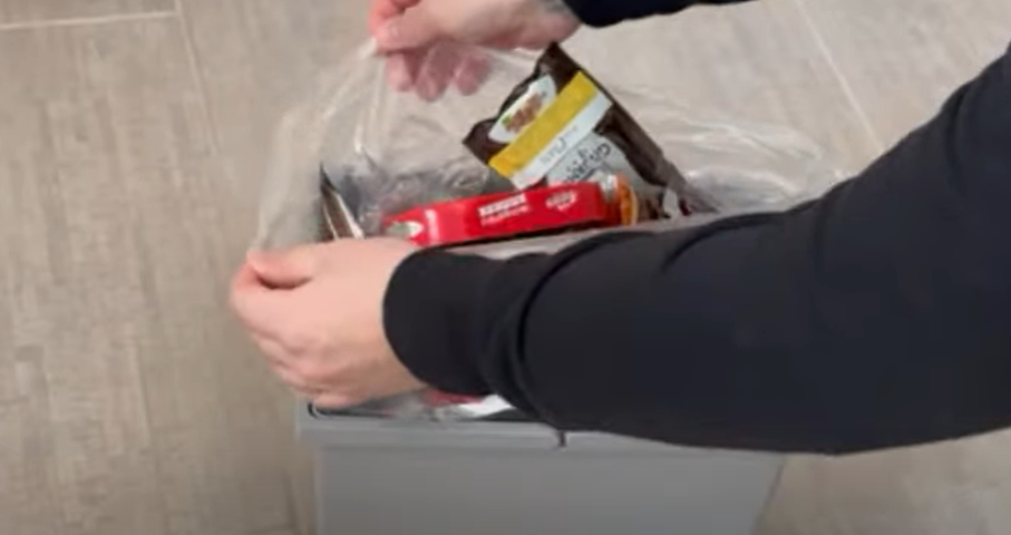 Mand laver skraldespands-tricket, meget få kender: Ubehagelige lugte bliver væk for altid