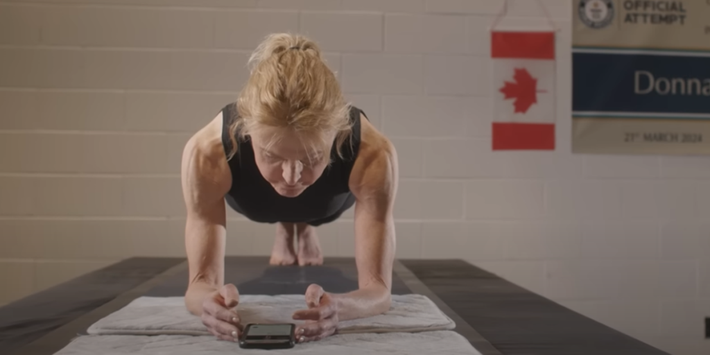 59-årig kvinde slår verdensrekorden i planken: Du taber kæben, når du hører hvor længe hun lå