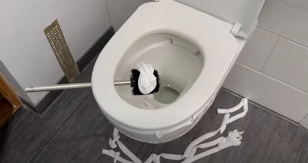 Han laver tricket med toiletbørsten, alle bør kende: Se bare hvor genialt det er