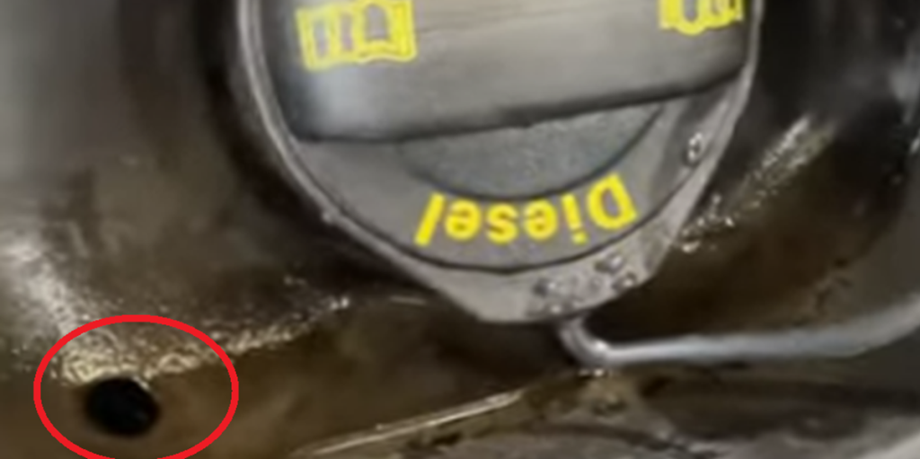 Mange kender ikke til det lille hul ved bilens tankdæksel: Her er dets vigtige funktion