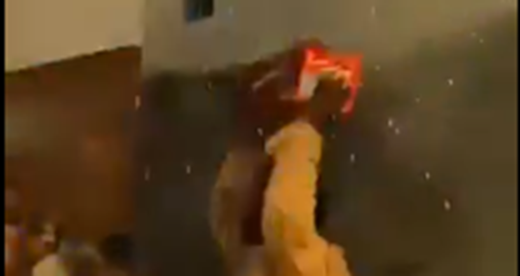 Video: Beruset mand danser med fyrværkeri over hovedet: Så sker det, der ikke må ske