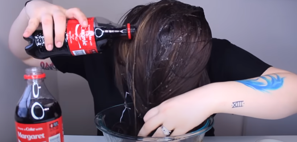 Hun vasker håret i Cola: Når du ser hvorfor, vil du gøre det samme