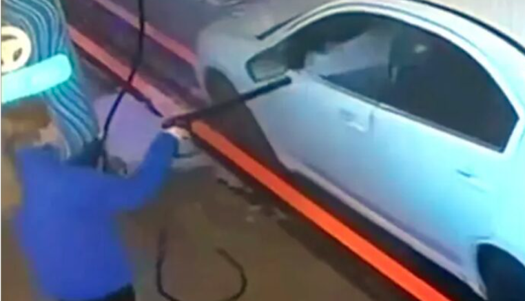 18-årige Anna tog smart hævn over urolig bilist på tankstation