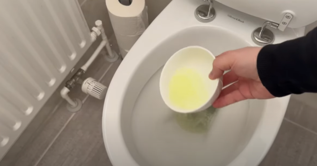 Han hælder denne blanding i toilettet: 30 minutter efter tror han ikke sine egne øjne