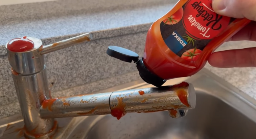 Gnid ketchup mod din vandhane: Se så magien ske