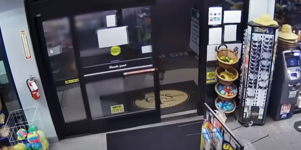 Døren til tankstationen går op en sen aften: Du gætter aldrig, hvem der kommer ind ad døren