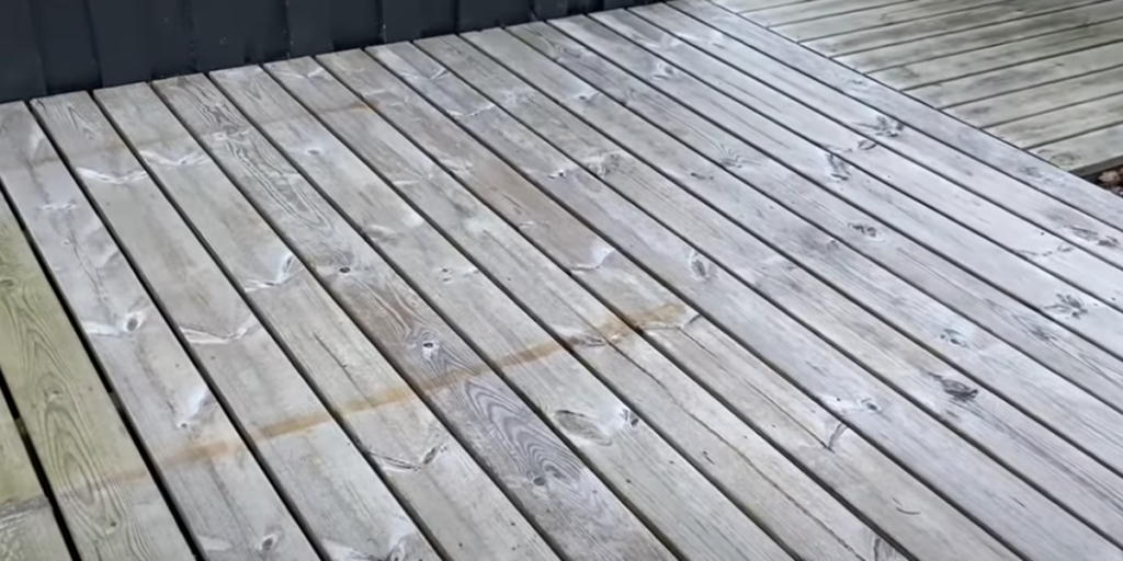 Slut med dyre behandlinger: Sådan får du nemt en flot træterrasse igen