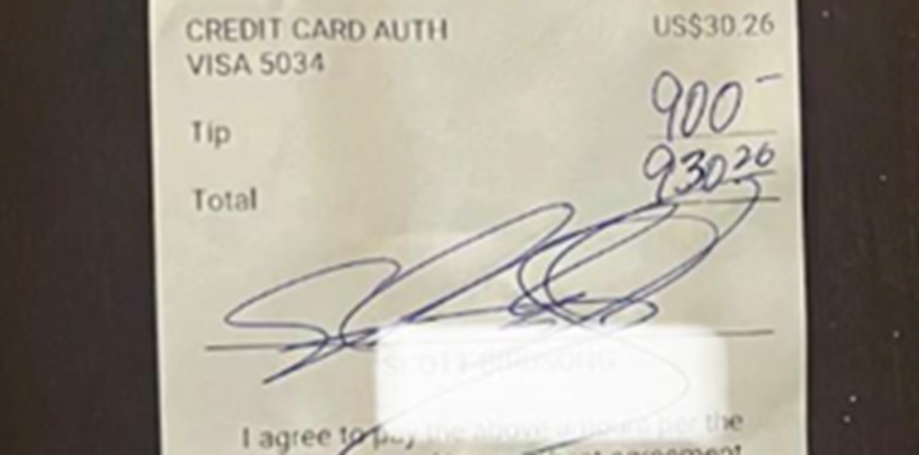 Kunde fik fem øl og nogle hotwings: Da tjeneren så kvitteringen var hun grædefærdig