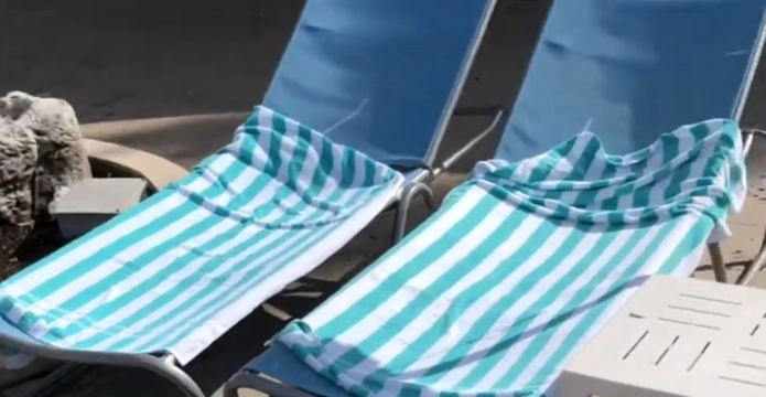 Turister efterlod håndklæder på hotellets liggestole i 9 timer: Det kom de hurtigt til at fortryde