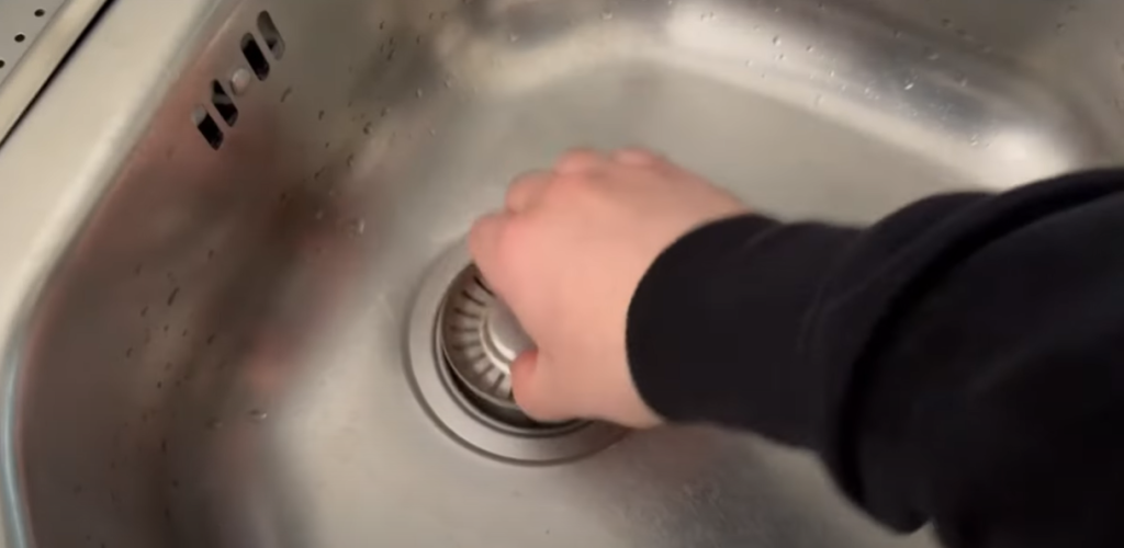 VVS’ere bruger også metoden: Sådan fikser du et tilstoppet afløb på få sekunder