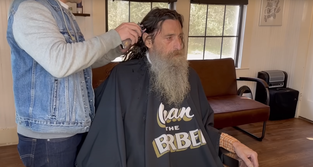 Hjemløse Don får sin første klipning i 6 år: Se den vilde forvandling her