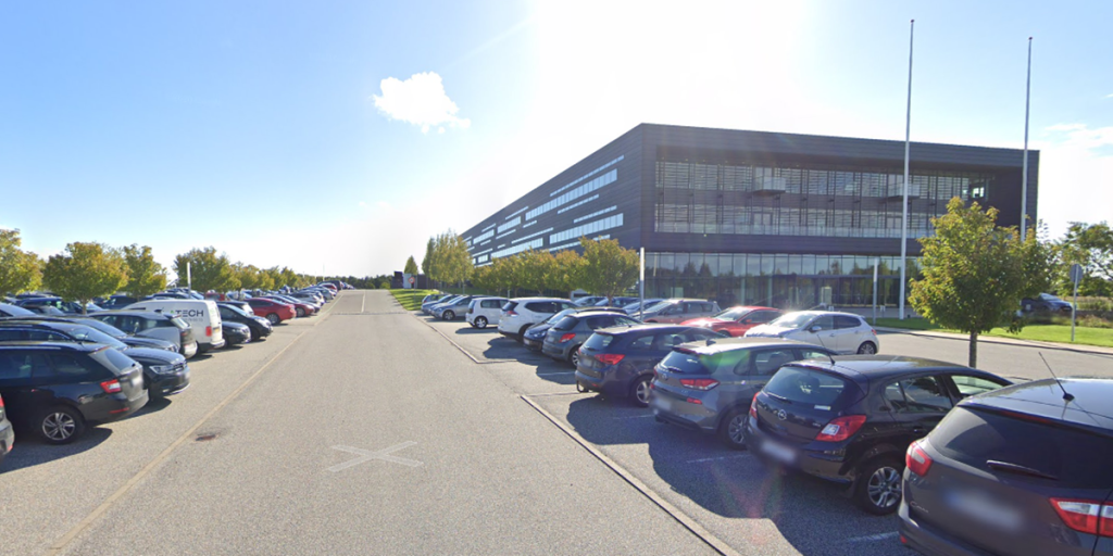 Stor virksomhed indfører nyt krav til parkering: Nu skal de ansatte gøre dette på parkeringspladsen