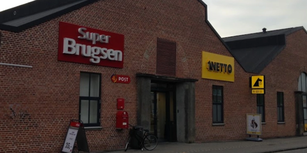 Efter forbud mod børn: Nu fjerner det ene supermarked skiltet igen