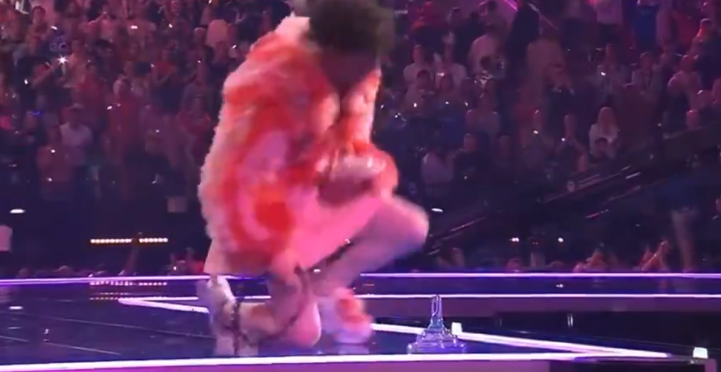 Her sker det: Schweizisk vinder af Eurovision smadrer sit trofæ på scenen