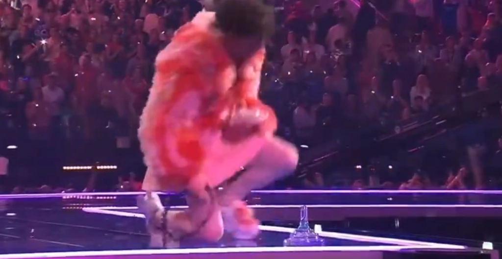 Her sker det: Schweizisk vinder af Eurovision smadrer sit trofæ på scenen