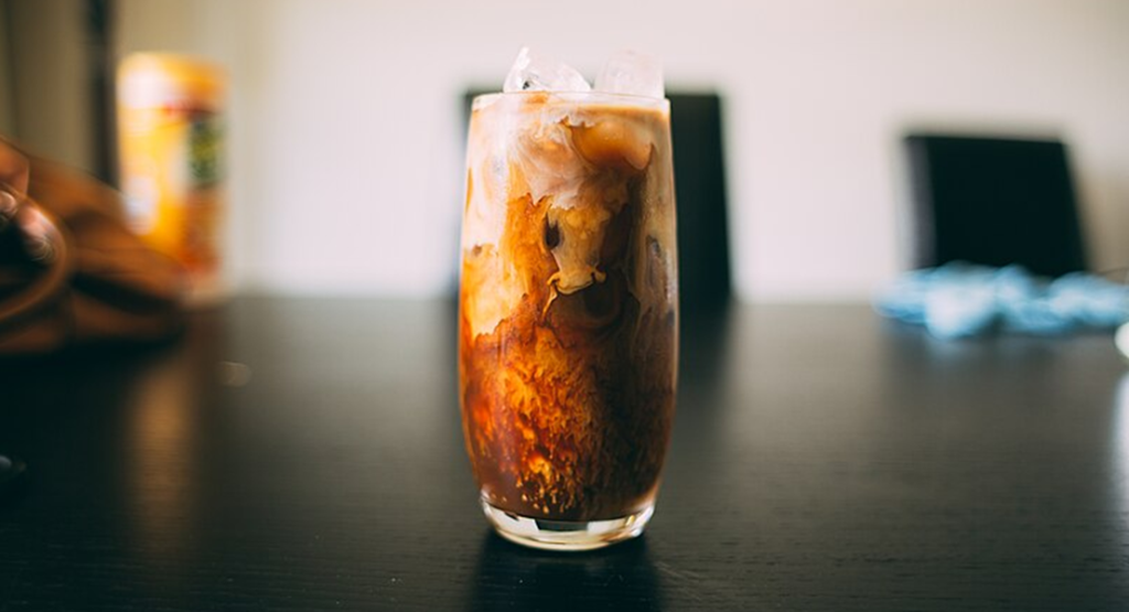 Hun bruger kun skeen: Med ét smelter isterningerne ikke længere i iskaffen