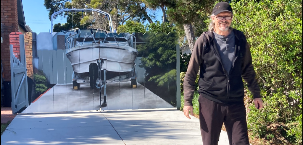 Amerikaner fik pålagt at lave et hegn foran sin båd: Nu vil alle naboerne se den kreative løsning