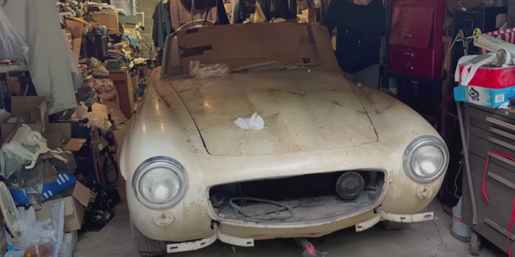 Prægtig Mercedes var gemt i garage i flere årtier: Kort efter er den uigenkendelig