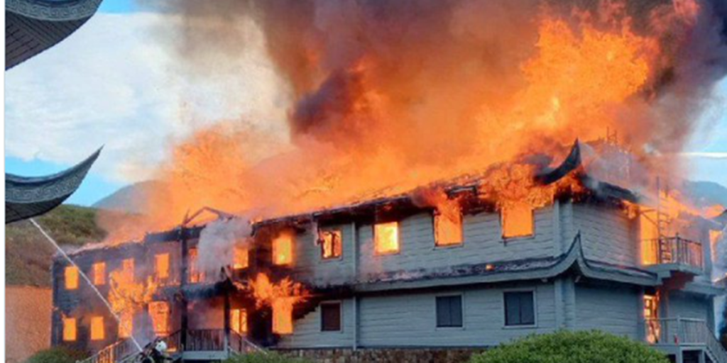 Putins hus dækket til af flammer: En bygning helt brændt ned