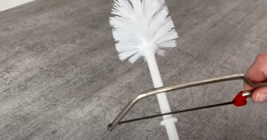 Han saver sin toiletbørste over: Det er intet mindre end genialt