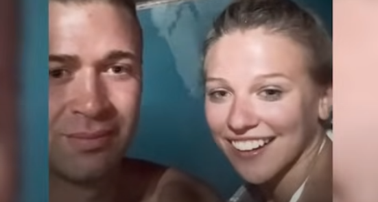 Par tager nat-dukkert i poolen: Taber kæben, da de pludseligt får uventet besøg