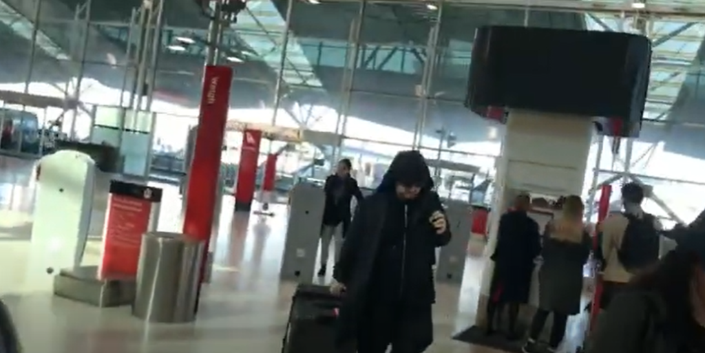 15-årige Alexander blev efterladt alene i lufthavnen: Når du læser hvorfor, vil du ryste på hovedet