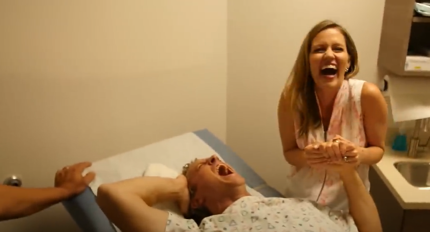 Mand tror ikke på, at det er smertefuldt at føde – men se så klippet, hvor han selv ‘prøver’ det