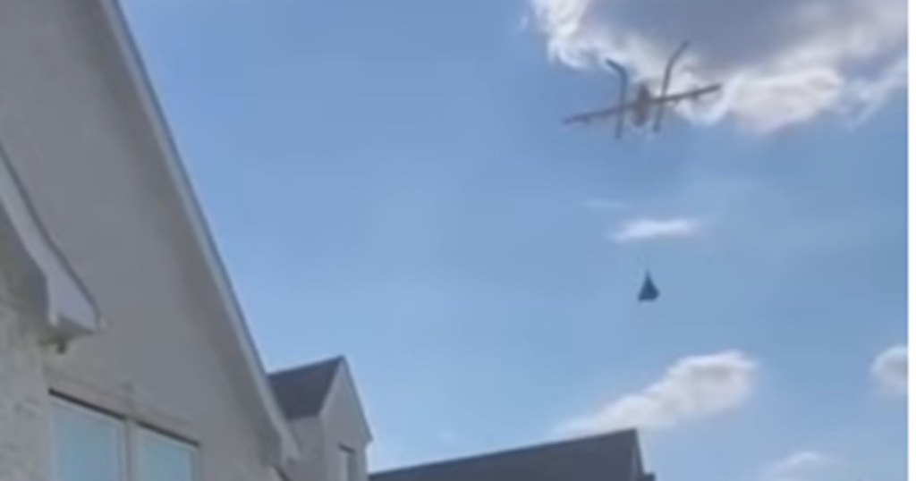 Mand skulle have leveret pakke med drone: Så gjorde naboen noget, der kom til at koste ham dyrt