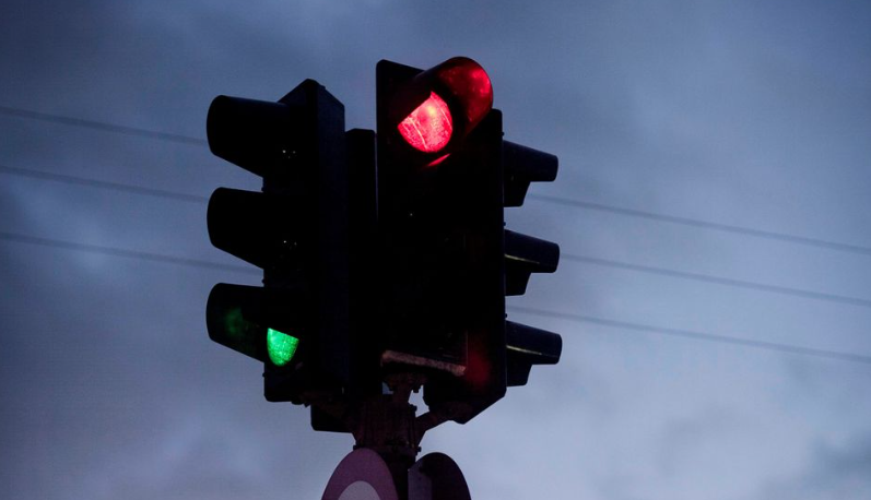 Slut med at holde for rødt i flere minutter: Nyt tiltag i trafikken får danskerne til at juble