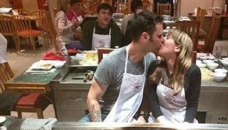 Parret tog forlovelsesbillede på restaurant – men de skulle nok lige have tænkt sig om først