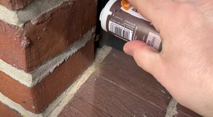 Han drysser peber på sit dørtrin: Løser et udbredt sommerproblem med et snuptag