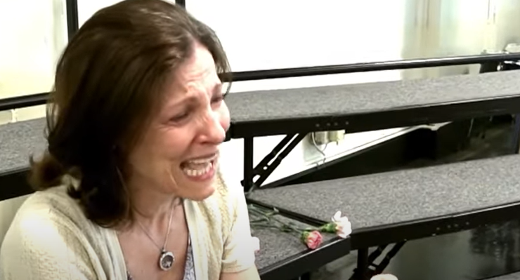 Kræftsyg lærer får uventet overraskelse af elever: Hun bryder straks sammen i gråd