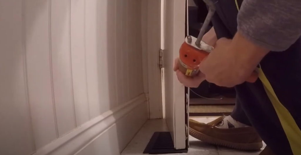 Hvis du finder en streg lim på din dør, bør du handle omgående